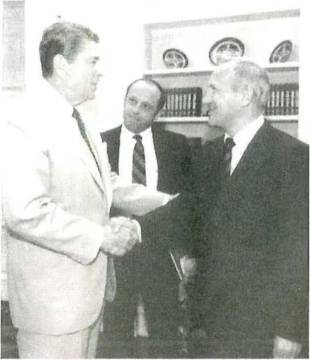 Дэвид Мейджор представляет в 1987 году президенту США Рональду Рейгану Олега - фото 13