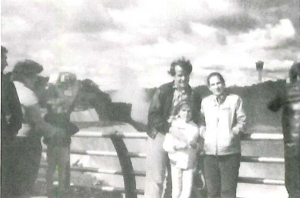 С Еленой и Аленой около ниагарских водопадов в США Сотрудник ФБР Роберт Хансен - фото 14