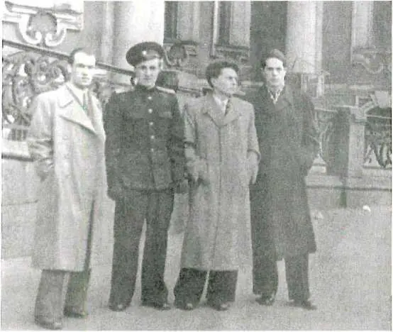 В Ленинграде в 1953 году во время обучения в Институте иностранных языков МГБ - фото 30