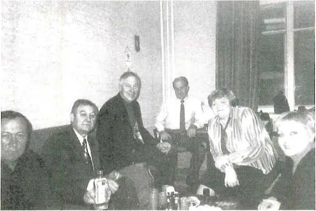 Геннадий Василенко третий слева с сотрудниками моей охранной фирмы - фото 34