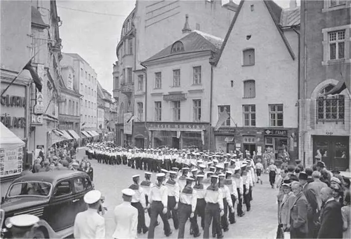 Советские моряки на улице Виру в Таллине 1940 г РГАКФД Внешне еще проще - фото 7