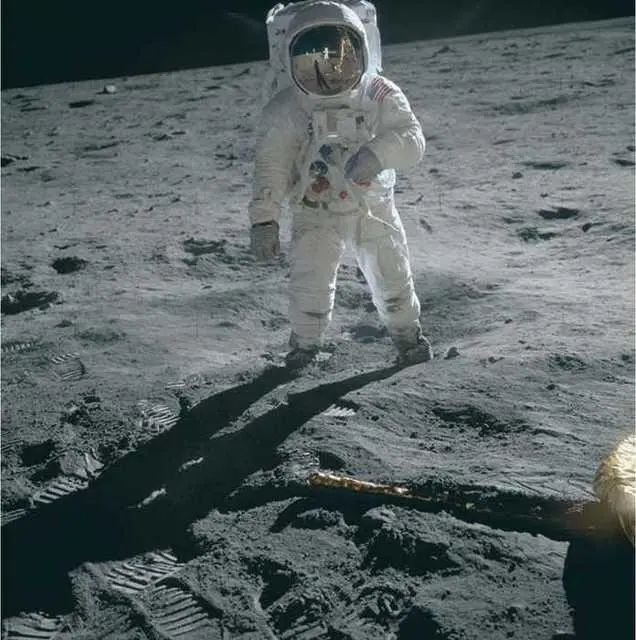 Астронавт Б Олдрин на Луне Фото астронавта Н Армстронга 1969 г - фото 91
