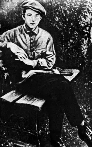 Студент Шостакович в год окончания Петроградской консерватории 1923 Дмитрий - фото 49