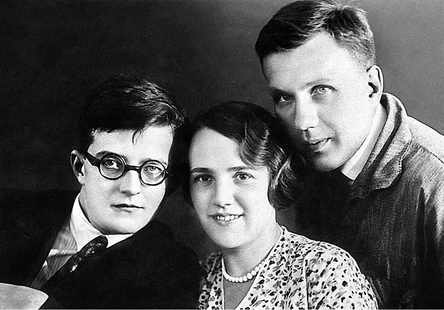 С женой Ниной Варзар и Иваном Соллертинским 20 июля 1932 С дочерью Галиной - фото 56