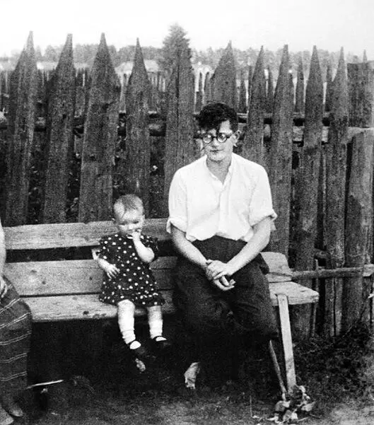 С дочерью Галиной под Ленинградом 1937 Вечеринка в доме Шостаковичей после - фото 57