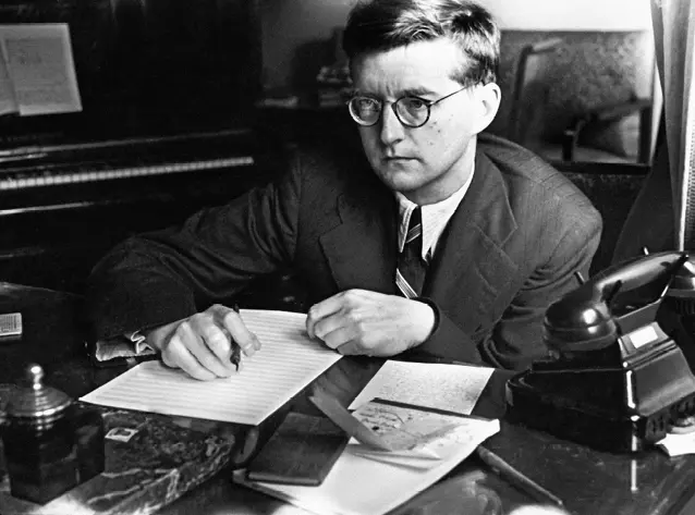 В своем кабинете во время работы 1943 С музыковедом Г М Шнеерсоном за - фото 71