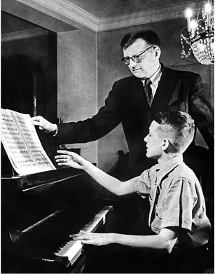С сыном Максимом 1954 С дочерью Галиной 1955 Член Советского комитета - фото 83