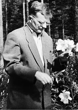 На даче в Жуковке Конец 1950х С пианистом Э Г Гилельсом и писателем Л В - фото 91