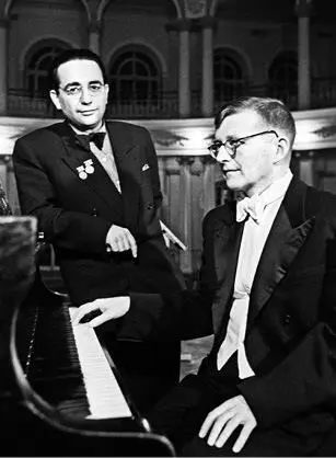 С композитором Карой Караевым 1958 Оперетта Д Д Шостаковича Москва - фото 93