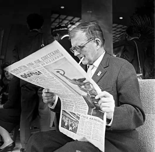 За чтением газеты Правда 1965 В день своего 60летнего юбилея Большой зал - фото 109
