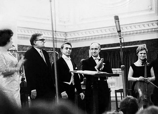 На сцене Ленинградской академической капеллы после исполнения 14 симфонии 1969 - фото 114