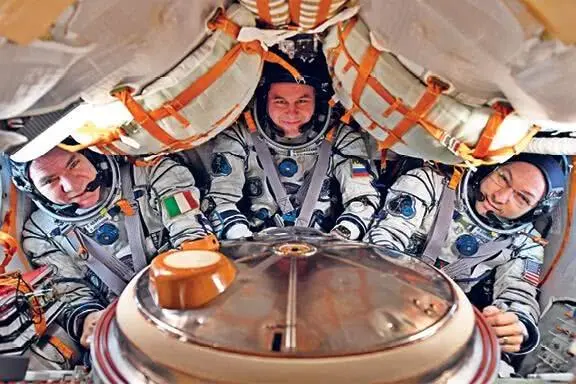 Второй экипаж Сергея Рязанского в спускаемом аппарате корабля Союз МС05 - фото 69