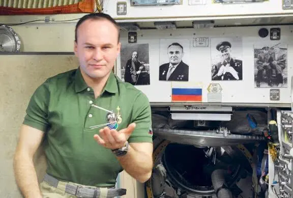 Сергей Рязанский и миниатюрный макет Спутника1 на МКС Индикатор - фото 73