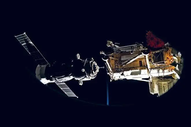 Корабль Союз МС05 пристыковывается к Международной космической станции - фото 74