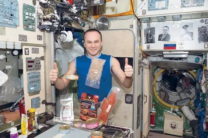 Сергей Рязанский с космической едой Надо сказать наша еда вкуснее - фото 93
