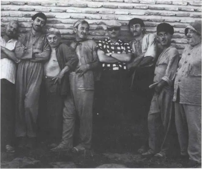 Не горюй С заключенными в тюрьме 1968 г На съемках фильма Не горюй - фото 26