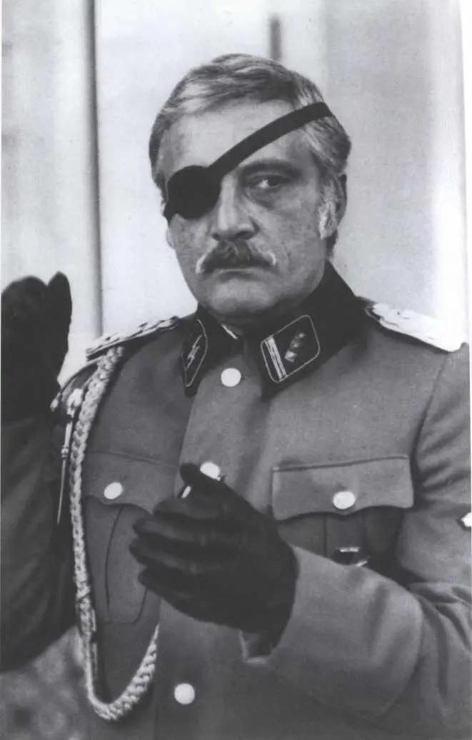 Осенний марафон В роли офицера 1979 г С Женей Леоновым На съемках - фото 59