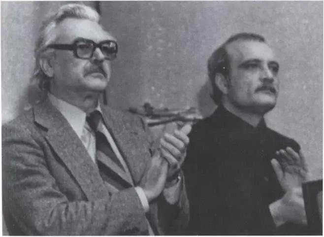 1980 г Мы с Сергеем Бондарчуком 1981 г Слезы капали Репетиция Слева - фото 65