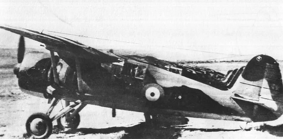 Истребители PZL P 24 из 22й эскадрильи 22 Mira ожидают приказа на взлет в - фото 7