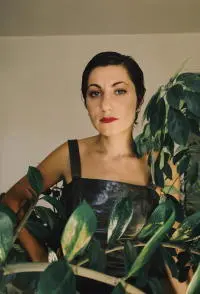 Yelena Moskovichwas born in the former USSR and emigrated to Wisconsin with her - фото 1