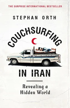 Stephan Orth Couchsurfing in Iran: Revealing a Hidden World обложка книги