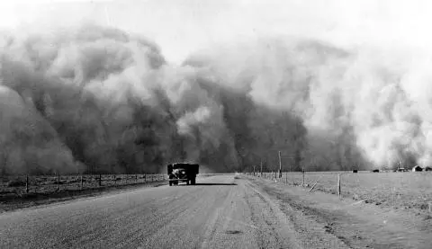 A dust cloud in Colorado during the American Dust Bowl 1936 Its now about - фото 1