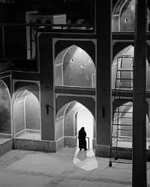 I watch a couple of women in chadors fifty feet below us as they walk through - фото 36