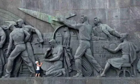 The monument at the VDNKh Many Russians still remember the pioneering feats of - фото 82
