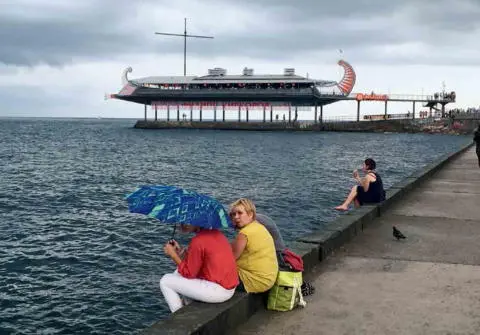 The promenade at Yalta Tourists are slowly returning here visitors from - фото 92