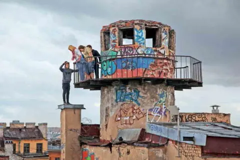 Tourists not prone to vertigo can get a good view from a rooftop tour Golden - фото 98