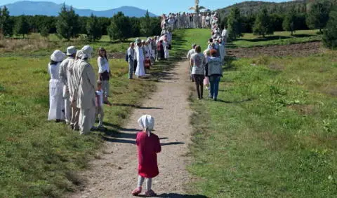 He managed to gather a following of some five thousand believers Every Sunday - фото 106