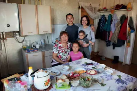 Couchsurfer Kirill middle with family He dreams of soon having his own - фото 113