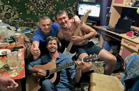 In Mirny I stayed in teachers accommodation An impromptu party in the - фото 123