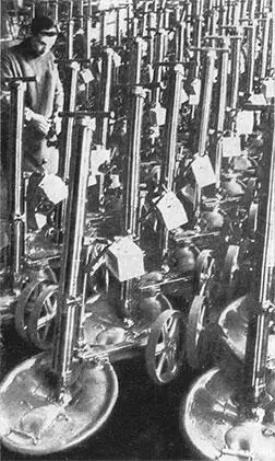 1942 год На Московском автозаводе готовят к отправке на фронт минометы 1941 - фото 16