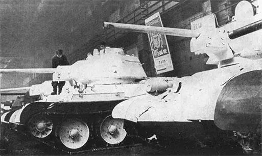 1943 год На Челябинском тракторном заводе собирают танки для фронта - фото 18