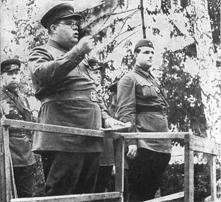 Выступает тов Щербаков Солдаты перед отправкой на фронт слушают выступление - фото 20
