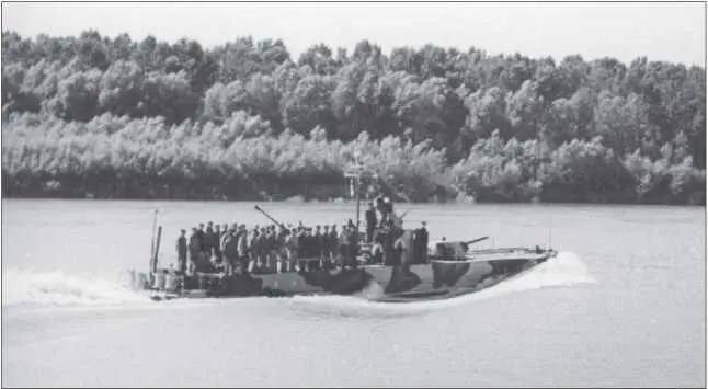 Бронекатер БК33 на ходу 1945 год В ходе боевых действий бронекатера - фото 59