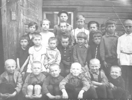 Moscow youth This photo taken in 1932 in Moscow shows children from Evgeni - фото 64