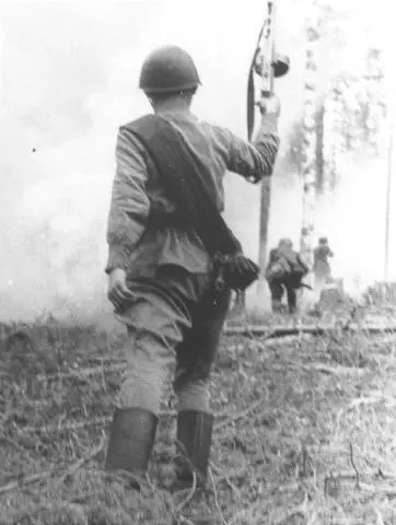 A junior officer holding a submachinegun watches as his troops fight their - фото 66