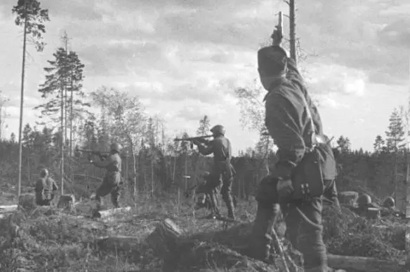 A junior officer leading Soviet infantrymen forward through wooded terrain - фото 67