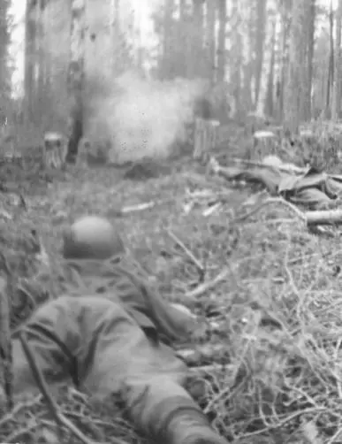 These remarkable photographs show Soviet infantry taking cover as they come - фото 78