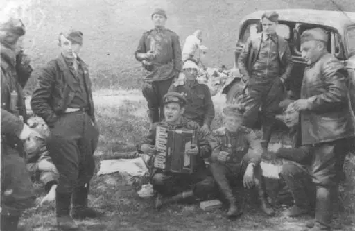 The 1st battalion of the 49th Mechanized Brigade photographed on 9 May 1945 - фото 84