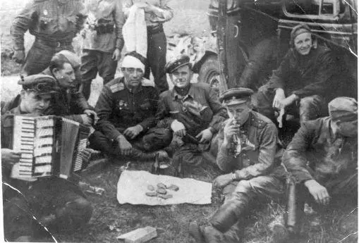 The 1st battalion of the 49th Mechanized Brigade photographed on 9 May 1945 - фото 85