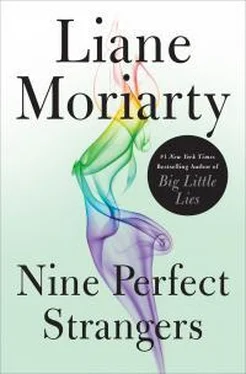 Лиана Мориарти Nine Perfect Strangers обложка книги
