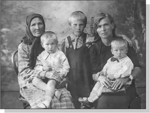 Наша бабушка Дядя Володя Примечания 1 Лейтенант О Ростовцев - фото 148