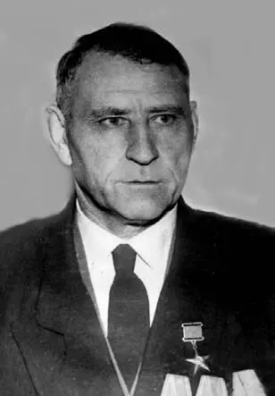 Один из пионеров тралового лова на Камчатке П Е Алешкин Флагман рыбной - фото 80