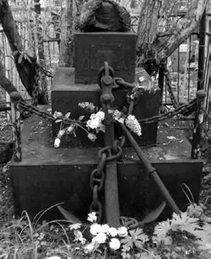 Памятник капитану дальнего плавания П М Иванову на кладбище в Петропавловске - фото 82