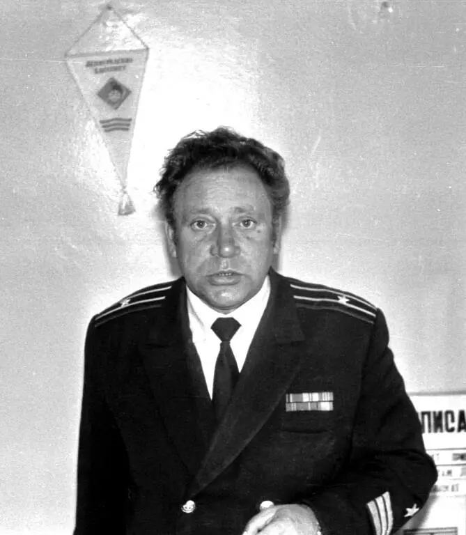 Наш отецкомандир капитан 3го ранга Ларионов Олег Николаевич Командиры рот - фото 2