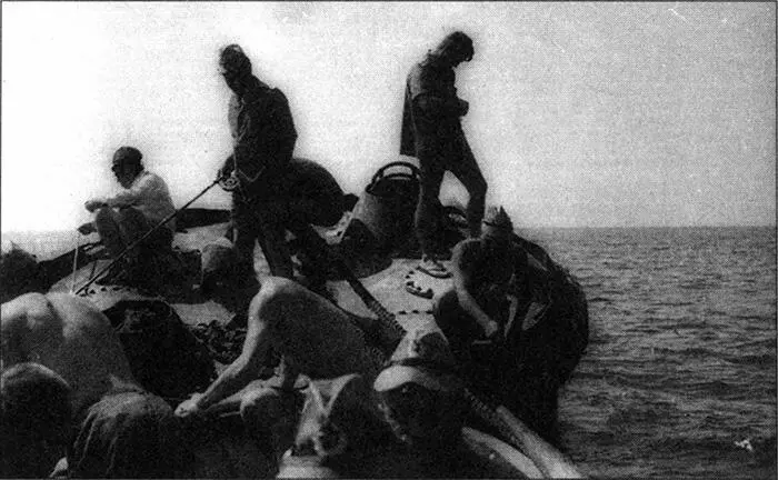 Советские моряки устанавливают бочку для стоянки кораблей в открытом море - фото 15