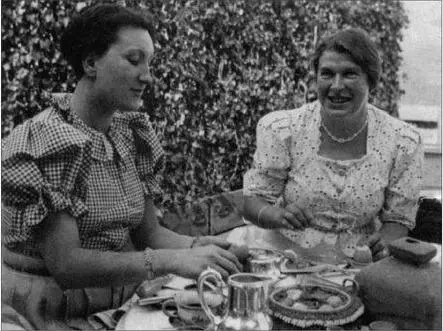 Hitlers secretaries Christa Schroeder and Johanna Wolf at breakfast Haus - фото 2